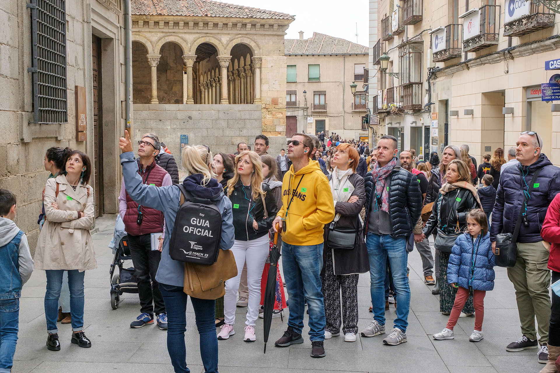 Grupo de turistas escucha las explicaciones de la guía frente a la iglesia de San Martín