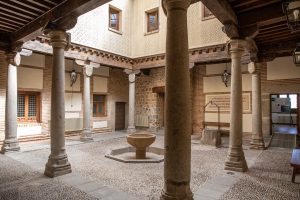 UNED fachada y patio 1