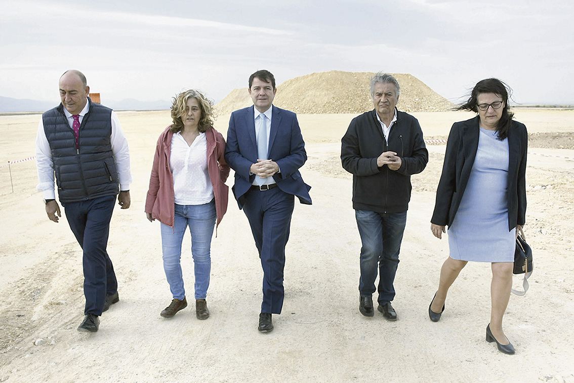 Las autoridades en la visita al futuro centro logístico situado en el polígono de los Hitales, en Bernuy de Porreros. ICAL