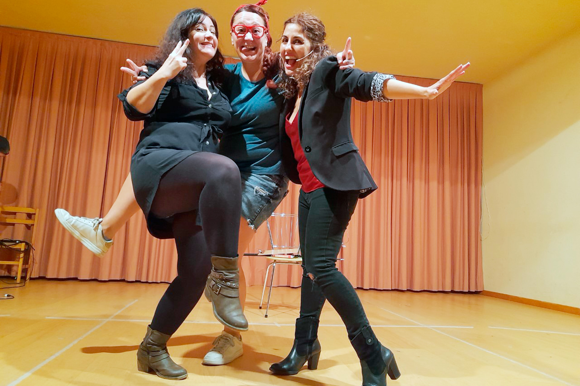 actuacion de eva patri y pepa con que nos quiten lo bailao