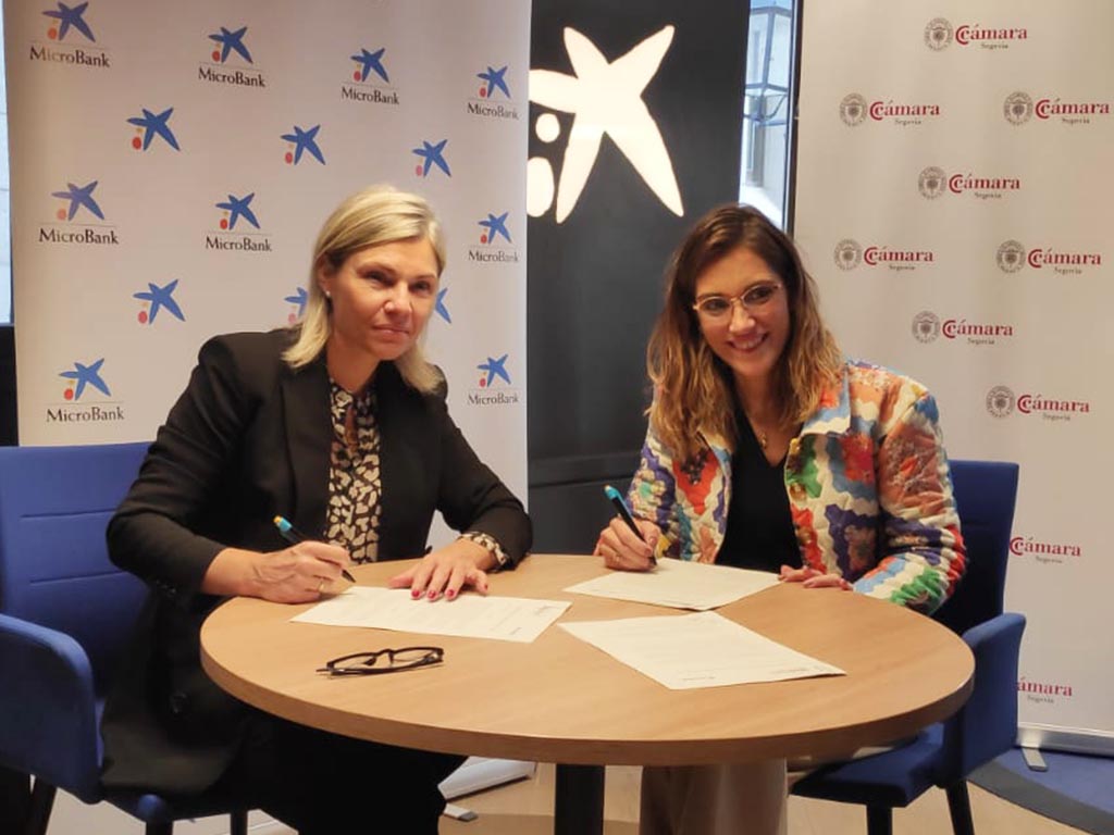 Belén Martín y María José Tapia firman el convenio.