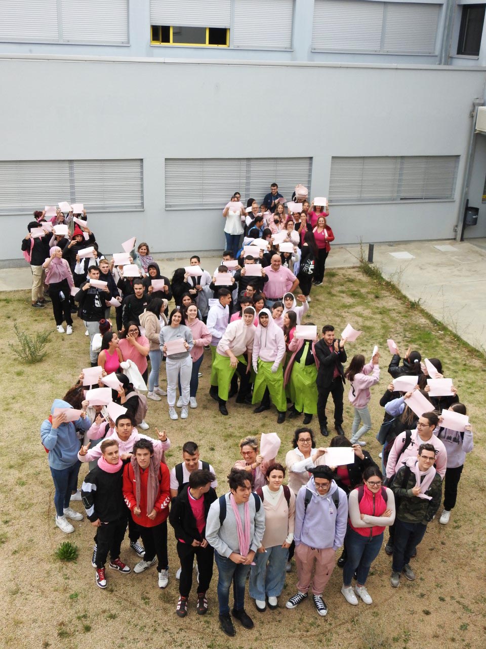 Lazo humano en el CIFP ‘Felipe VI’, de Segovia. / M.G.