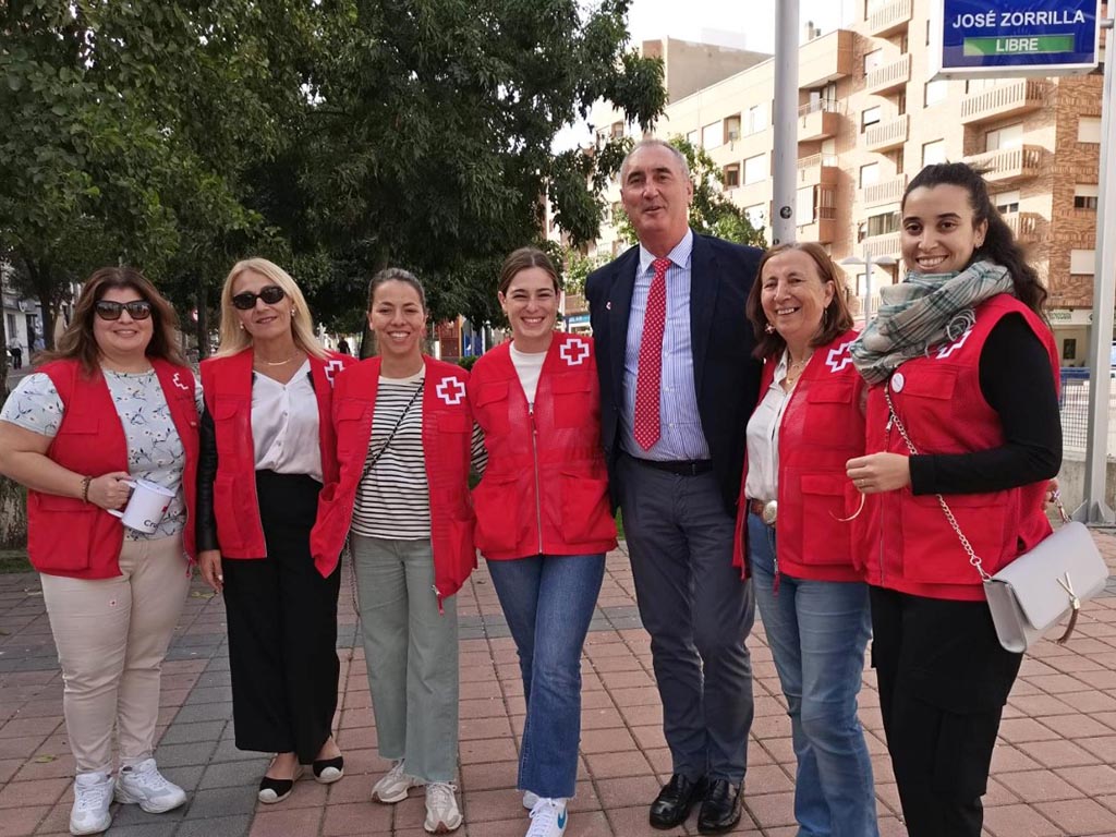 El delegado territorial de la Junta, José Mazarías, visita la mesa de Cruz Roja de la calle José Zorrilla. / EL ADELANTADO