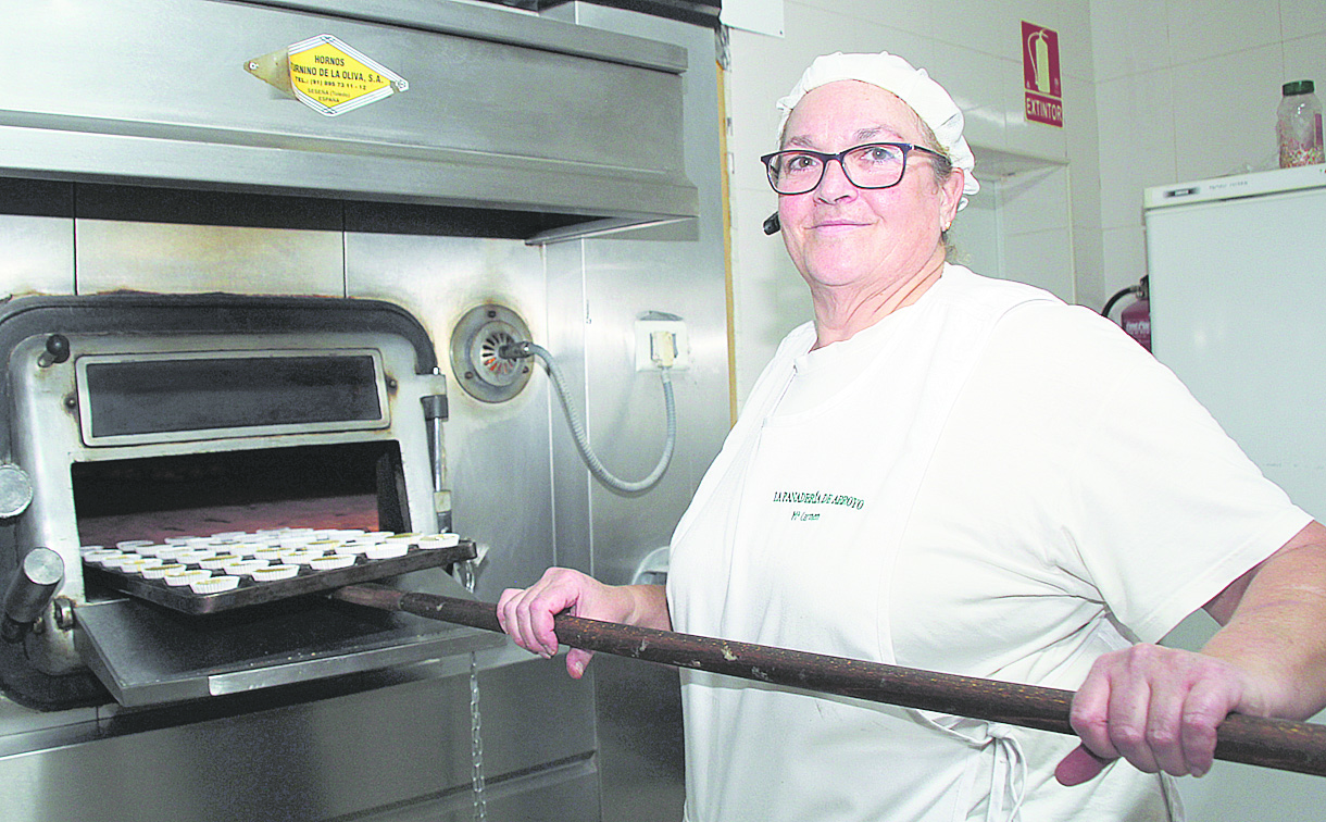 Mari Carmen Muñoz a punto de meter sus magdalenas de aceite en el horno del obrador.