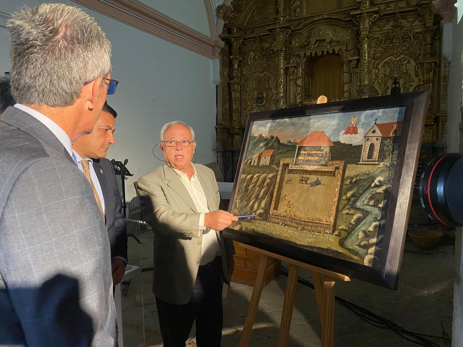 Gonzalo Santonja entrega al alcalde de Narrillos el lienzo restaurado.