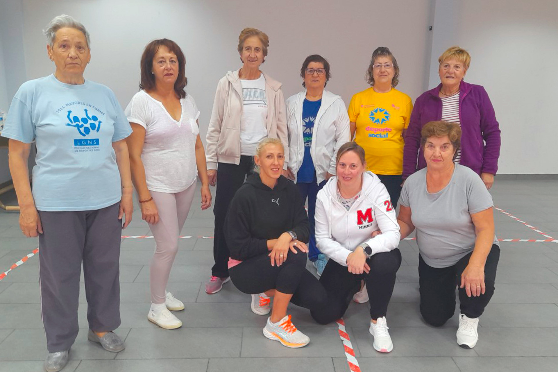 la monitora amaya con algunas de las paeticipantes