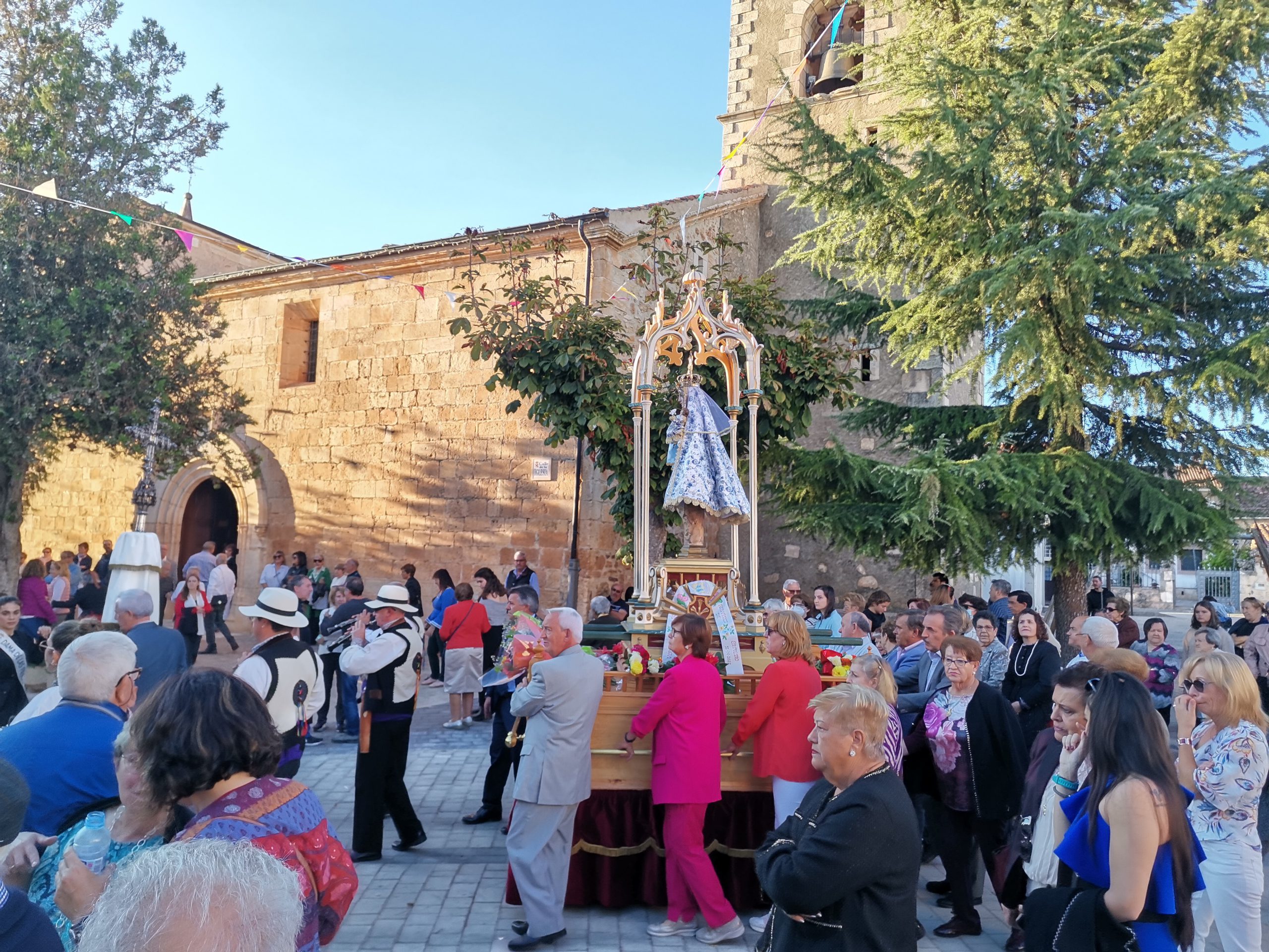 Procesión de la Virgen del Pilar, en Navares de Enmedio.
