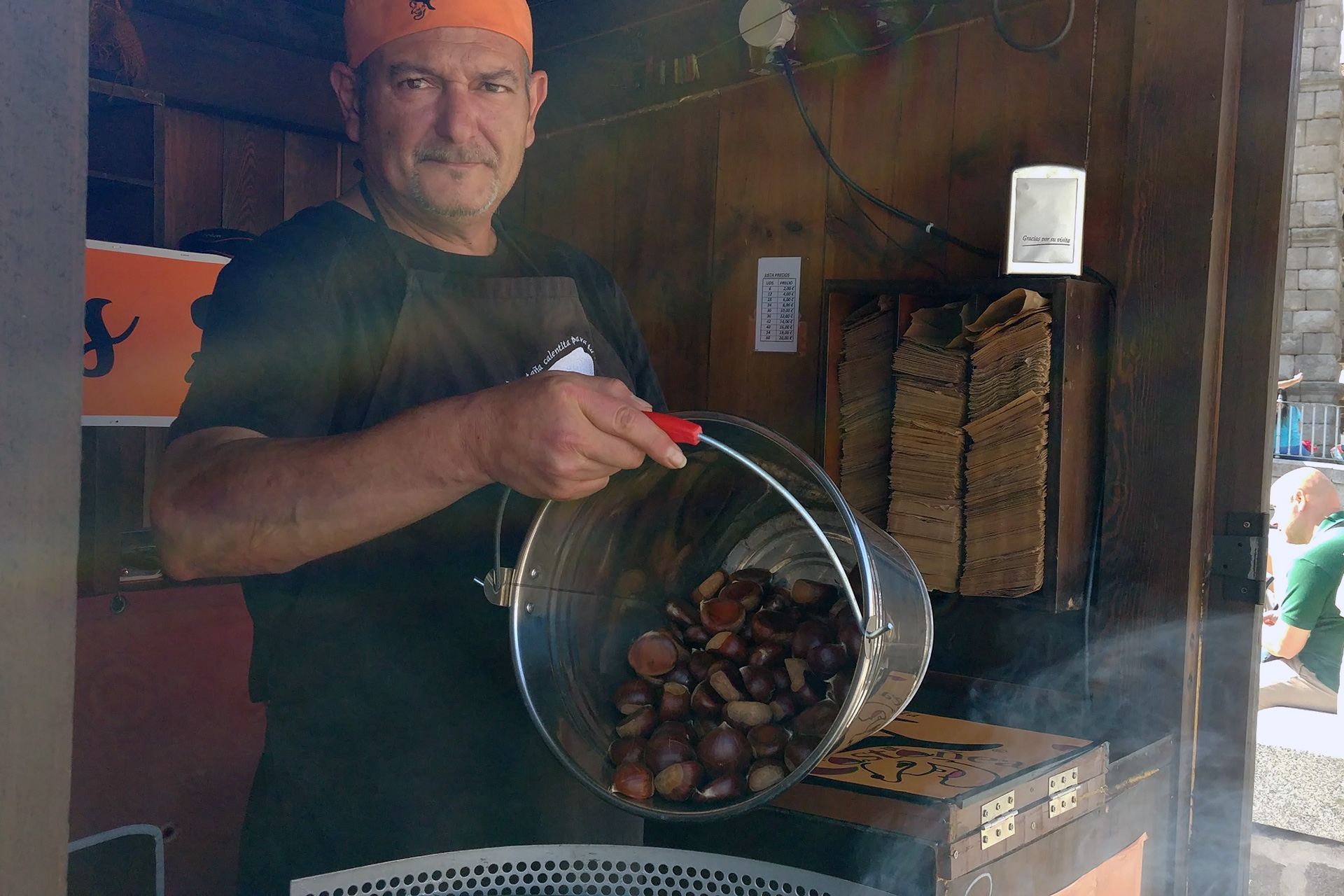 puesto de castanas de la plaza de la artilleria castanero 2