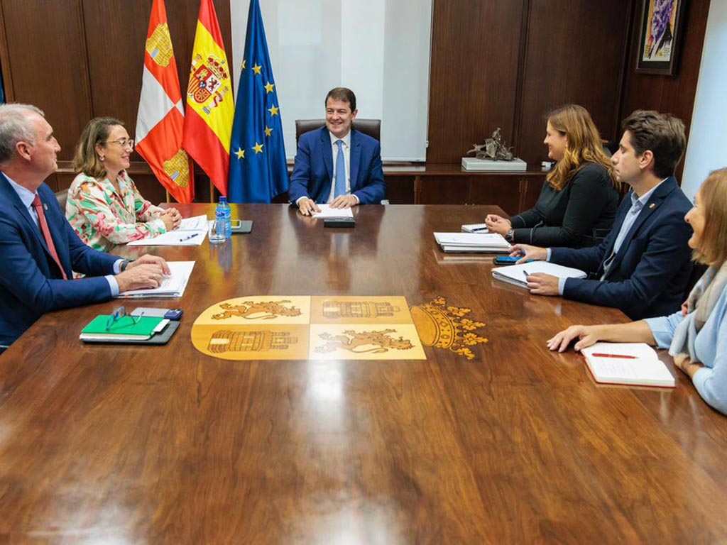 José Mazarías, María González, Alfonso Fernández Mañueco, Clara Martín, Miguel Merino y Marian Rueda, en la reunión. / AYTO. SEGOVIA