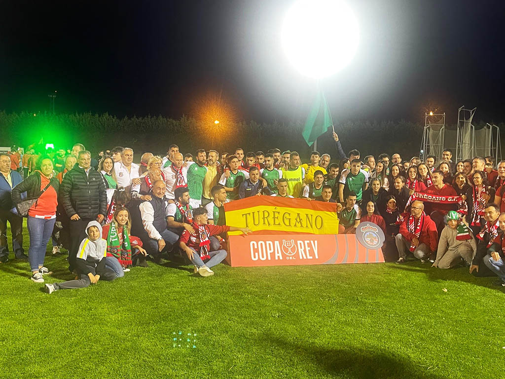 Aficionados y jugadores del Turégano tras el partido frente al Velarde.