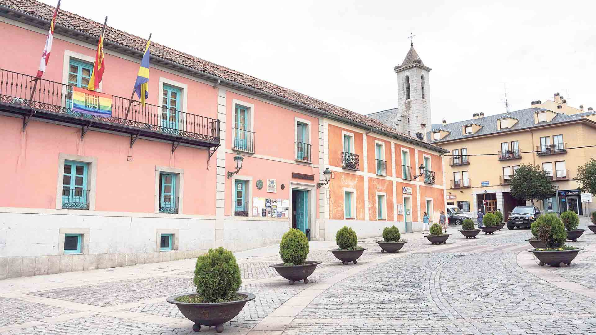 Fachada del Ayuntamiento de El Real Sitio de La Granja. / kAMARERO