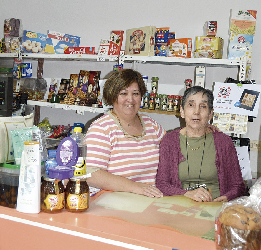 Susana, la de la tienda 1 Susana Villagrán junto a su madre María García. Amador Marugán.