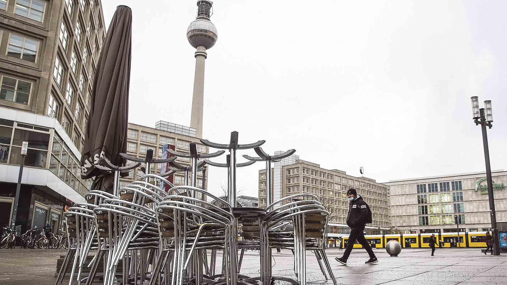 Sillas y mesas de un restaurante en Alexanderplatz, Berlín, Alemania.