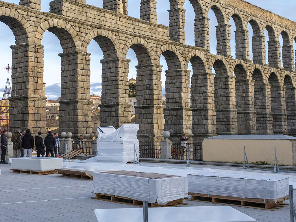 Montaje de la pista de patinaje, en la terraza Santa Columba.