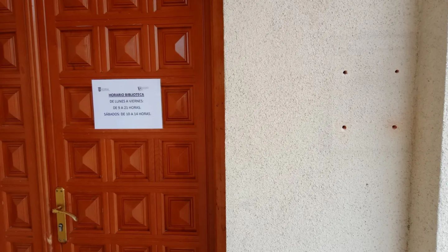 Es la segunda vez en una semana que roban el buzón de la Biblioteca.