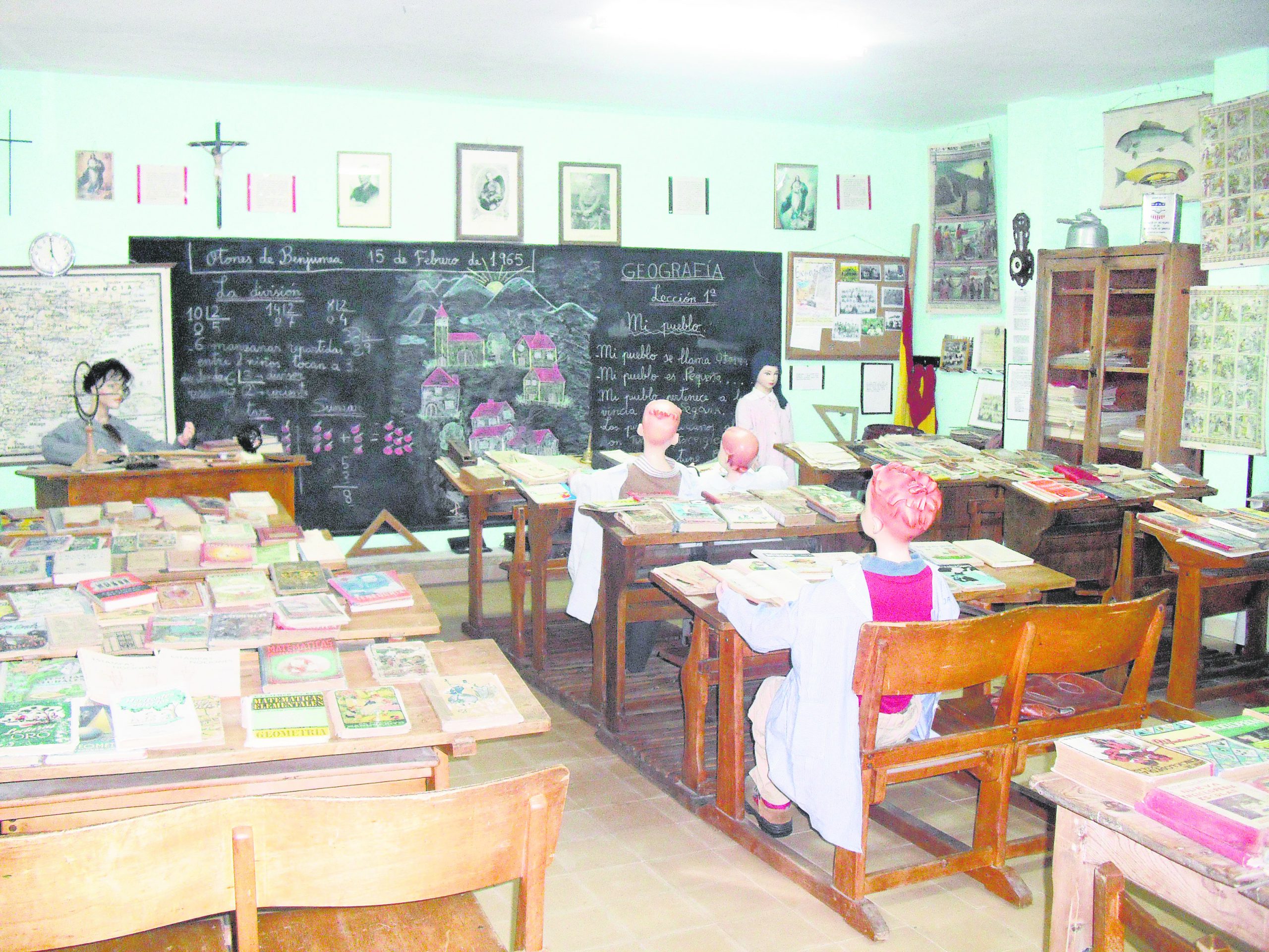 Vista general de la recreación de un aula en el Museo de la última escuela de Otones de Benjumea, con mobiliario y objetos del siglo pasado.