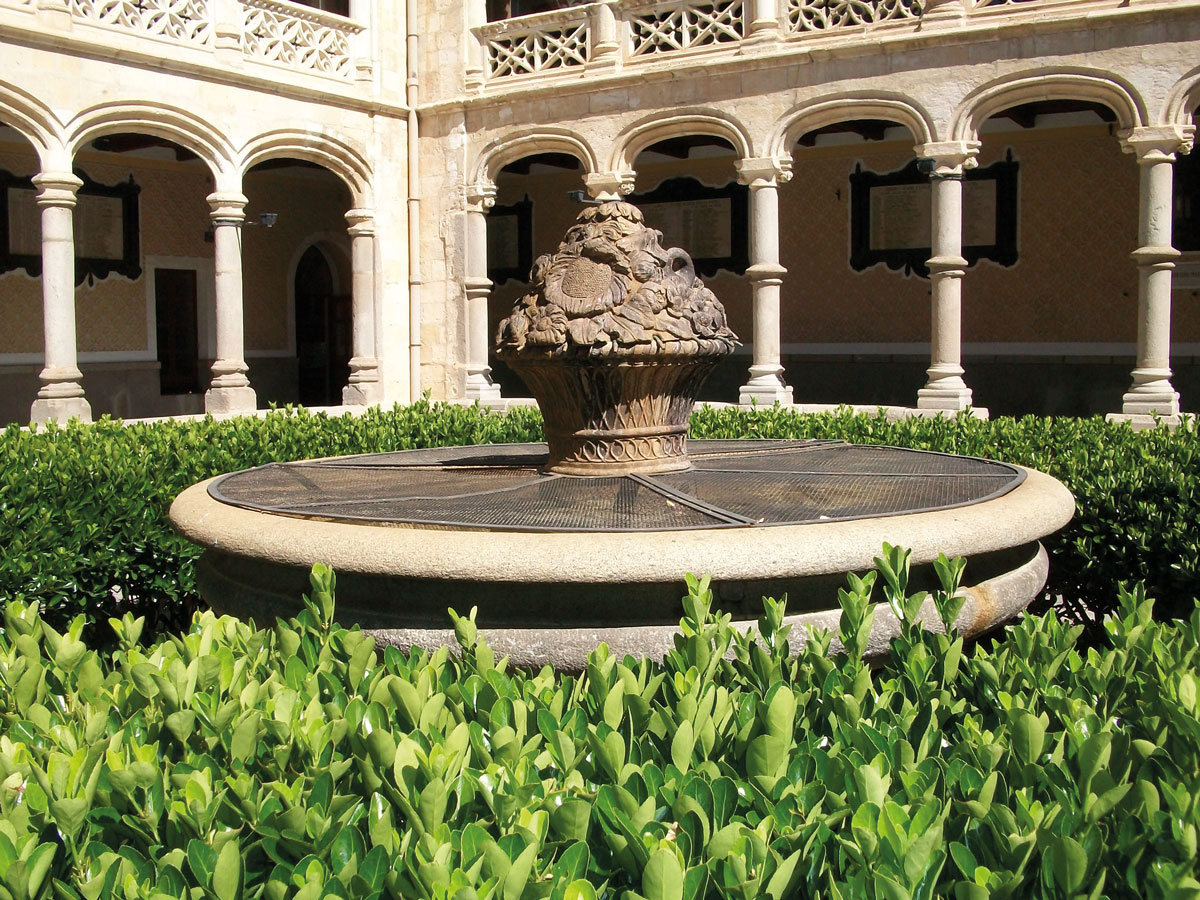 Fuente del claustro del ex convento de San Francisco, hoy Academia de Artillería.