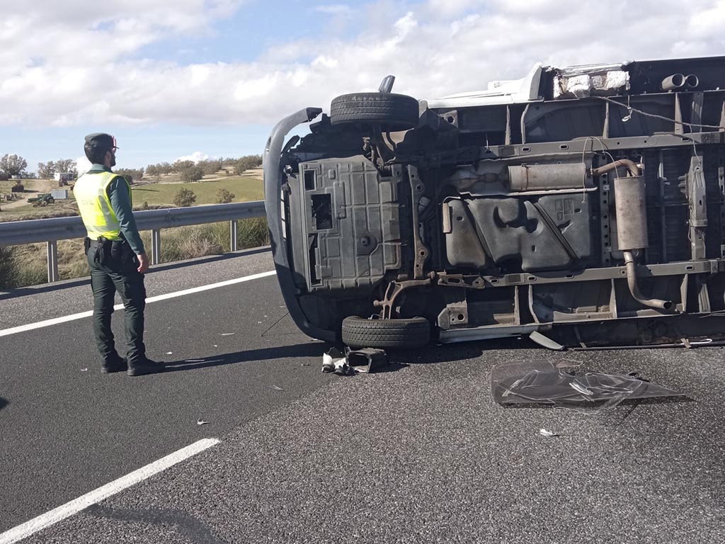 Camión volcado a la altura de Cerezo de Abajo. Foto: @GCSegovia062