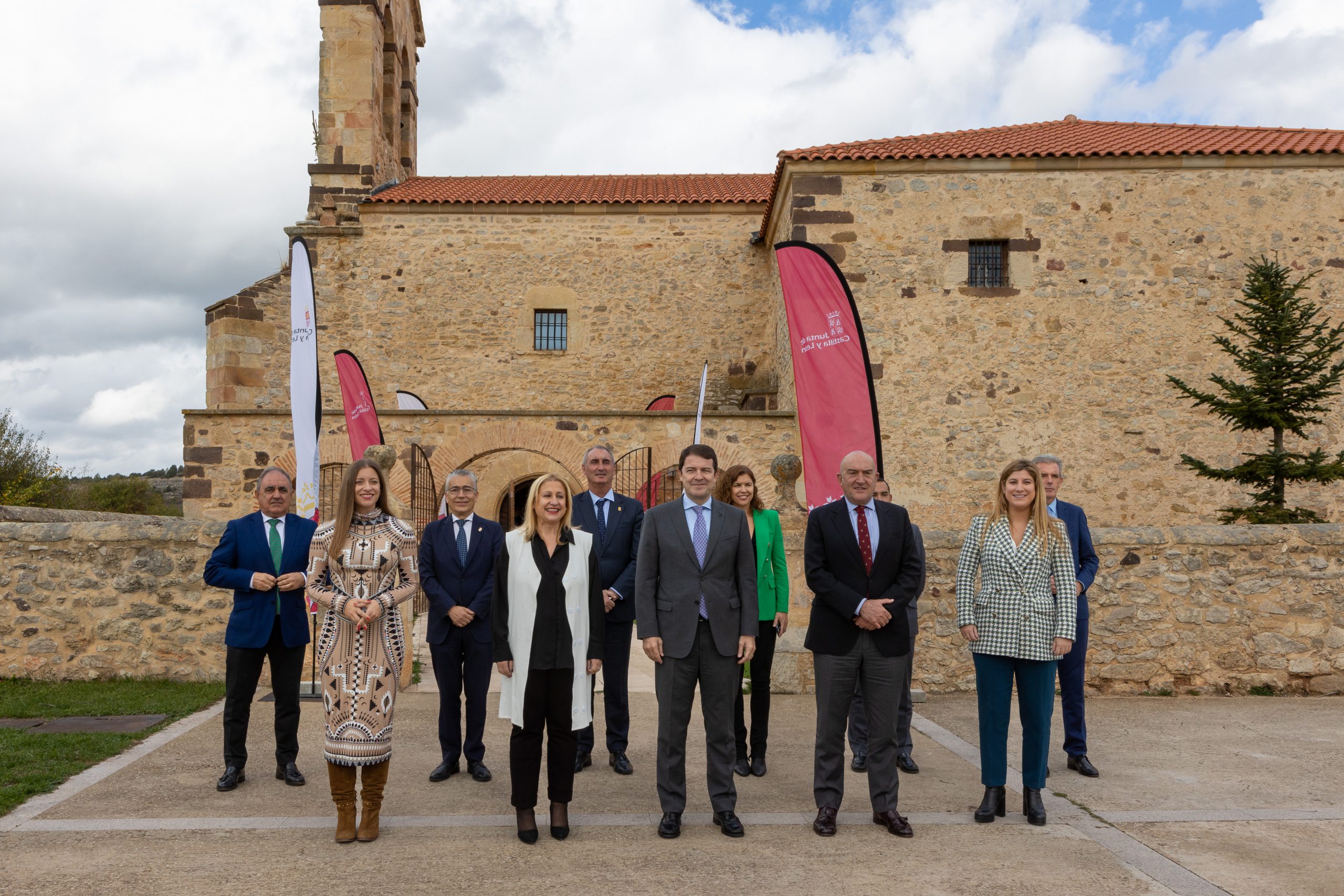 Alfonso Fernández Mañueco con los delegados territoriales. / Concha Ortega