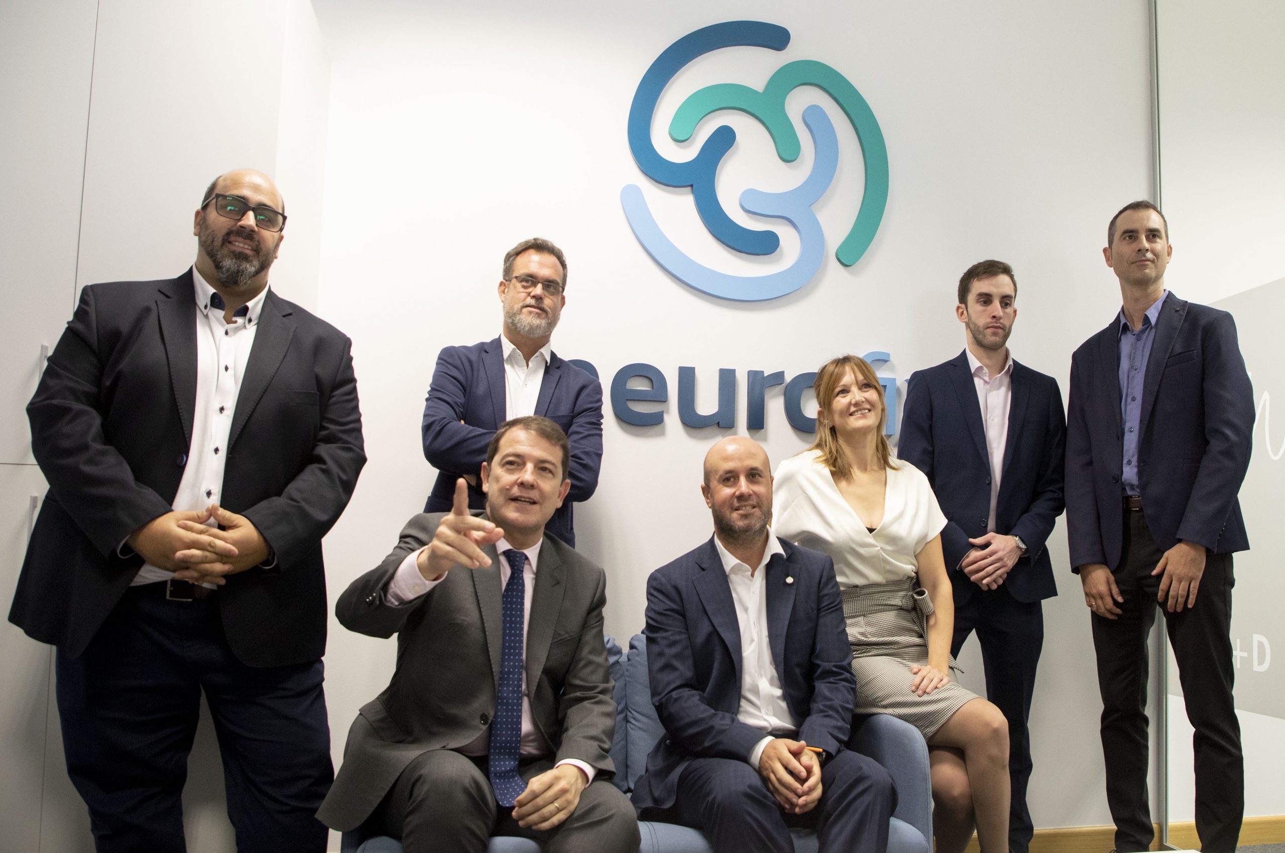 Alfonso Fernández Mañueco, en su visita de ayer a Neurofix Pharma.