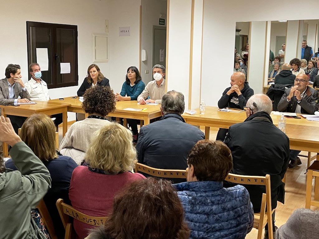 Asamblea del equipo de Gobierno con los vecinos del barrio incorporado de Fuentemilanos.