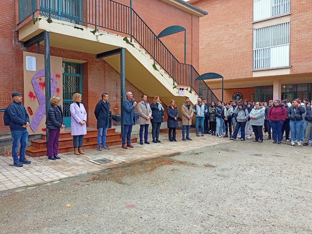 Los centros educativos se suman al 25-N 1 Acto por el 25-N en el 'Giner de los Ríos'. / EL ADELANTADO
