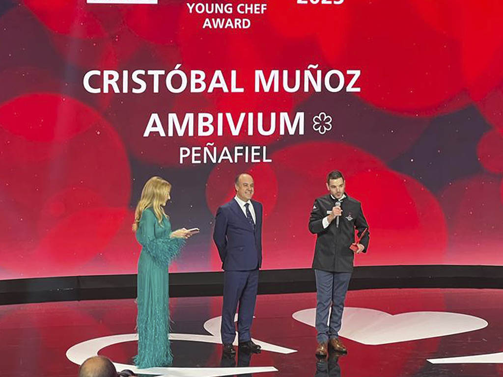Ambivium estrena una 'Estrella verde' Michelin y el premio a 'mejor chef joven' 1 Cristóbal Muñoz, del Restaurante 'Ambivium, recibe el 'Young Chef'. / @ALIMENTOSVALL