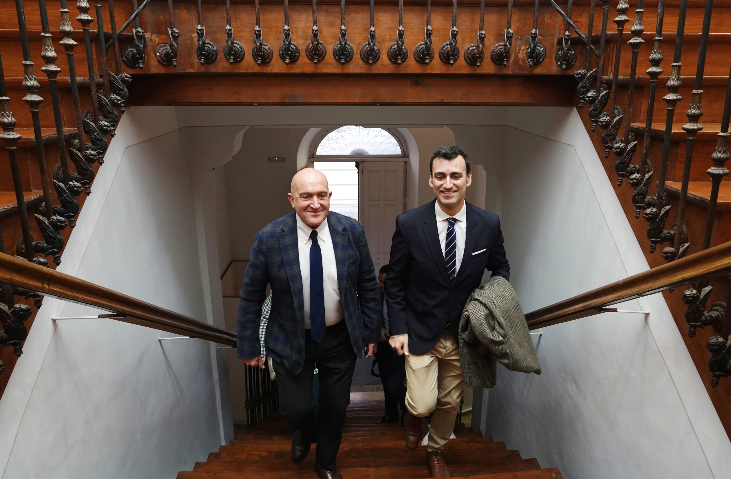 Jesús Julio Carnero junto al alcalde de Medina de Rioseco, David Esteban.