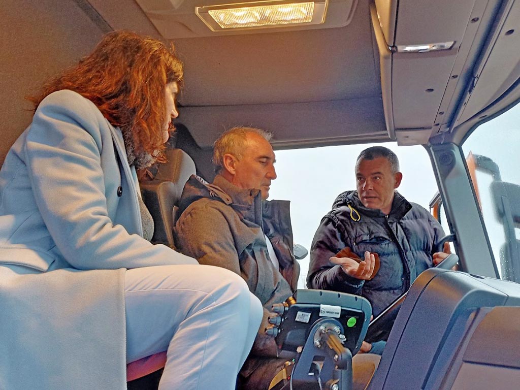 Campaña invernal coordinada por la Junta en Segovia: 20 quitanieves, 16 almacenes y 138 profesionales 1 El delegado territorial y la jefa de Movilidad atienden las explicaciones de uno de los tecnicos de vialidad en uno de las nuevas quitanieves. / EL ADELANTADO