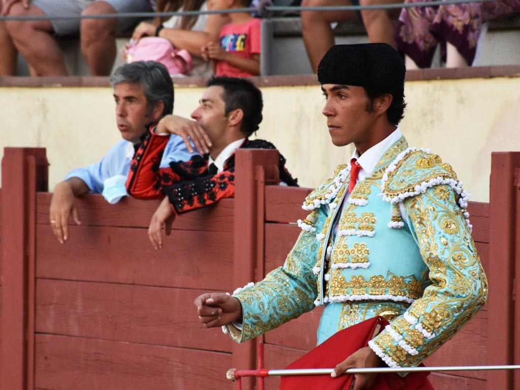 Emilio de Frutos, a la izquierda, y el diestro José Ruiz Muñoz, a la derecha, en un festejo en Valsaín. / A.M.