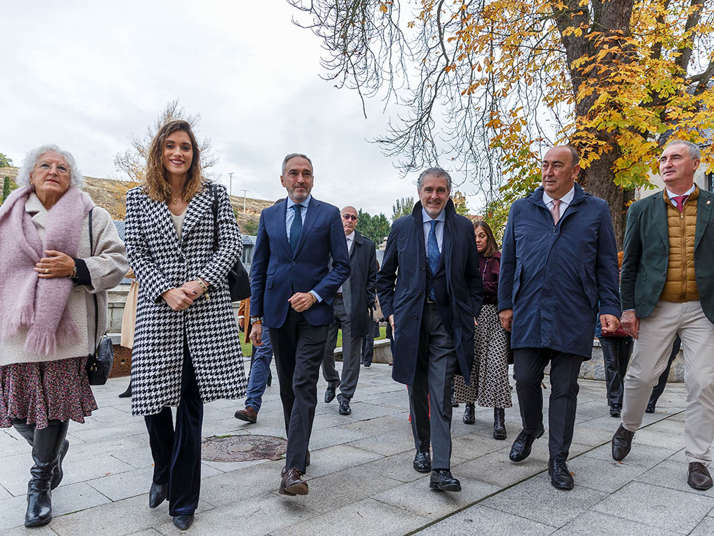 Autoridades visitan la Feria ‘Especialízate’, de Segovia. / ICAL - NACHO VALVERDE
