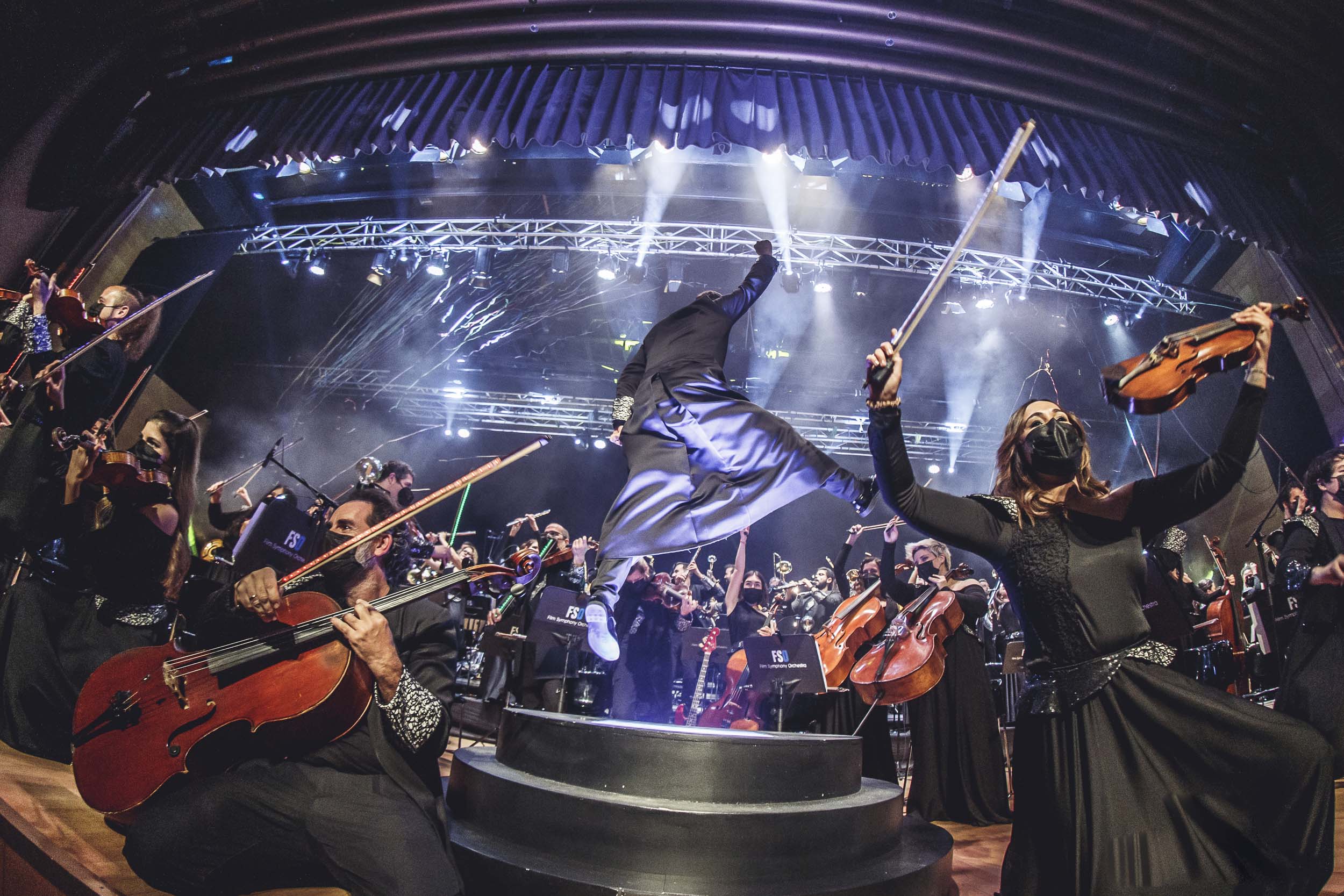 El director Constantino Martínez-Orts, dirigiendo a su orquesta.