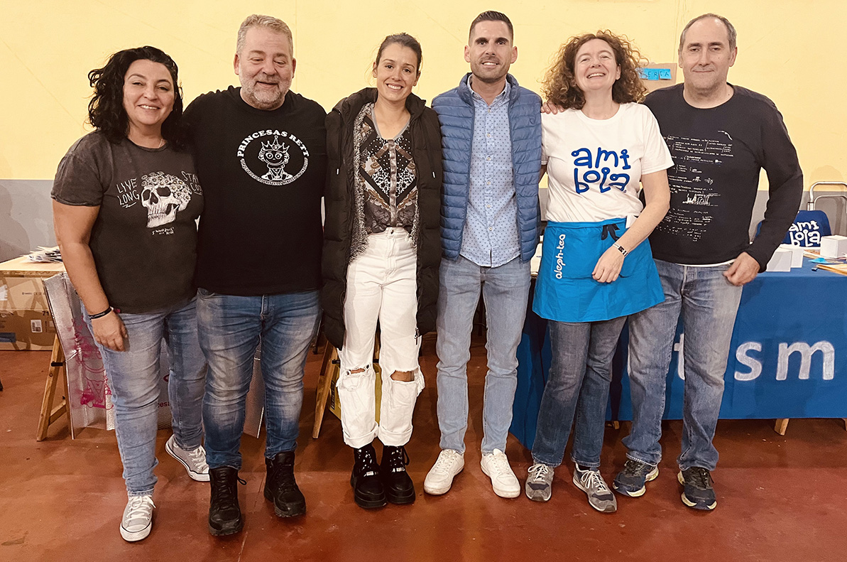Familiares de las asociaciones Aleph-Tea y Princesa Rett junto a la cantante Isabel Aaiún y Daniel Sacristán, concejal y presidente de ‘Los Que Roba Lo Cavao’