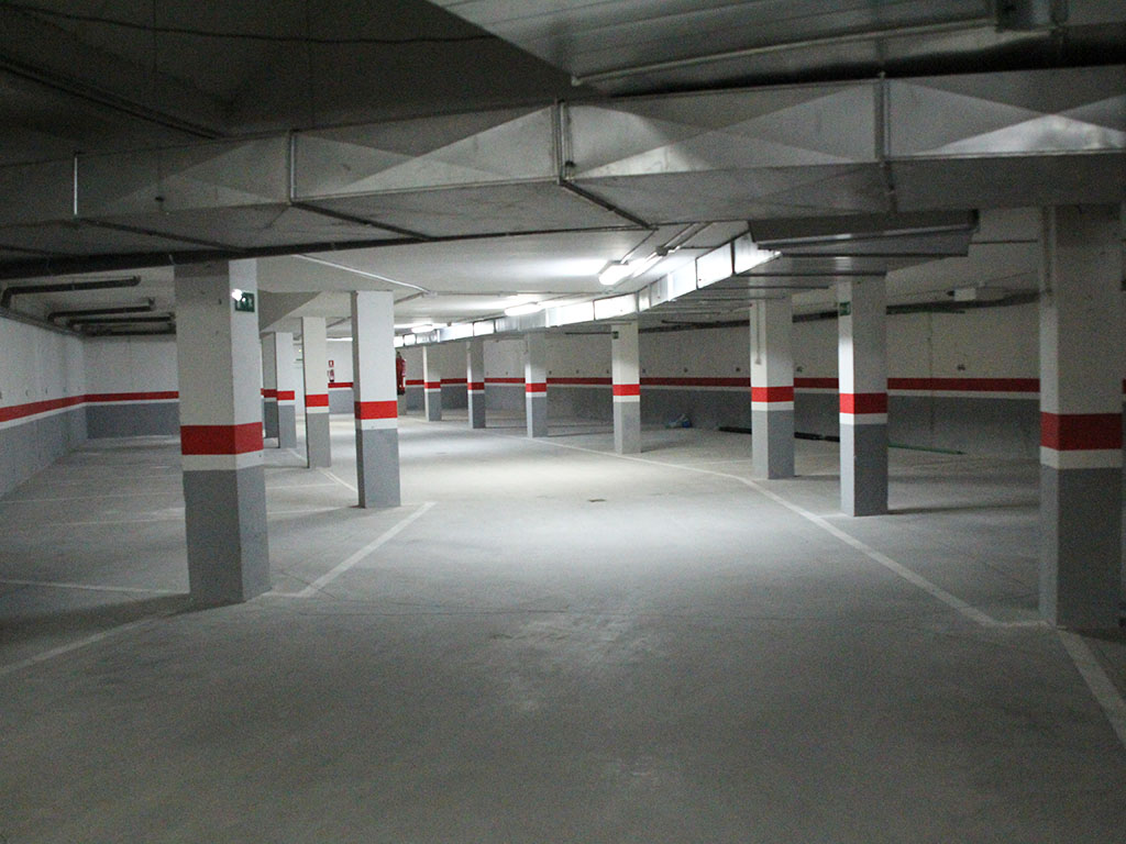 Plazas de garaje bajo las viviendas de Niñas Huérfanas.