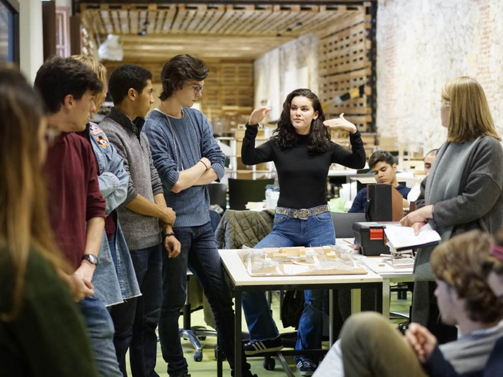 Imágenes de estudiantes de IE University en el campus de Segovia/ROBERTO ARRIBAS