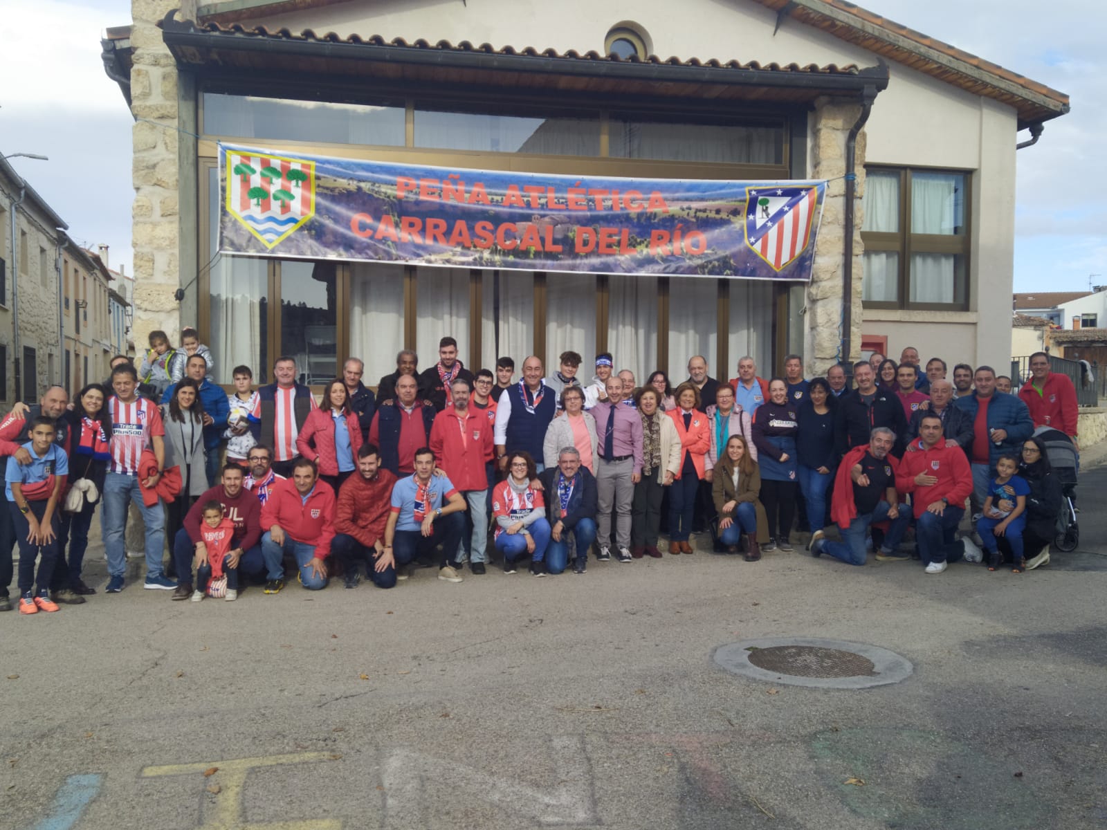 Foto de grupo de los asistentes al VI Aniversario de la Peña Atlética de Carrascal del Río.