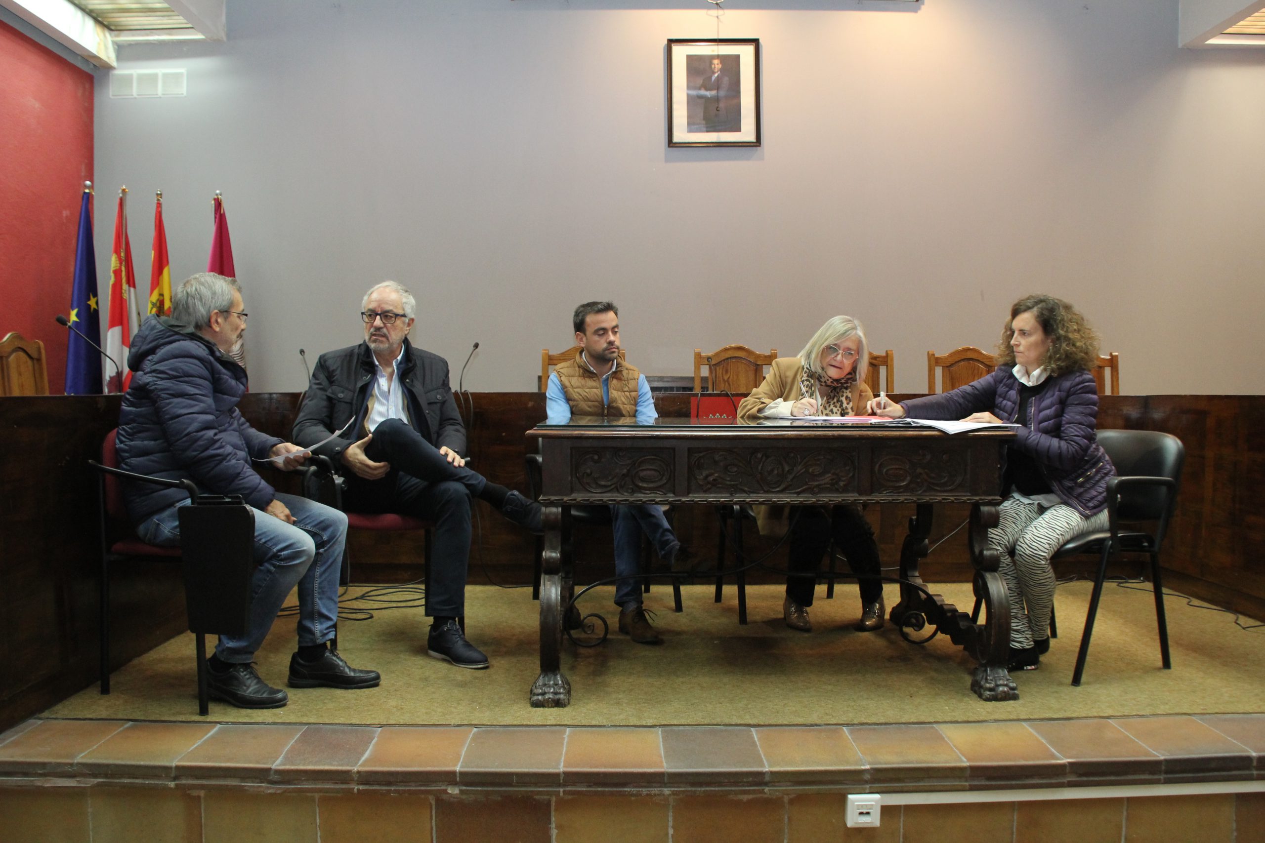 Momento de la firma del acta por la notaria de Cuéllar.