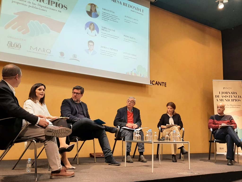 La diputada Sara Dueñas, segunda por la izquierda, participa en a primera Jornada de Asistencia a Municipios en Alicante.