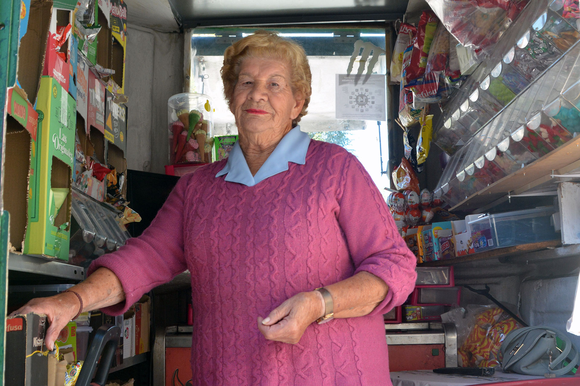 Manola Ortega a la puerta del quiosco 1 1