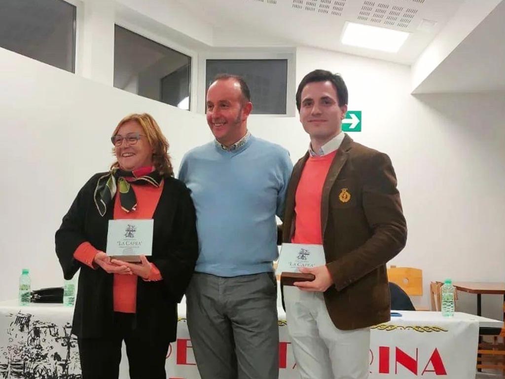 Mara Mayoral, Inaki Pinela y Eusebio Fernández, en el encuentro de la Peña taurina 'La Capea' de Carbonero el Mayor.