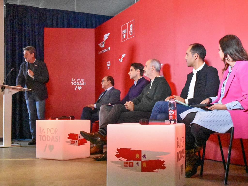 Segunda mesa de la jornada, 'Comercio y Turismo: motores necesarios'.