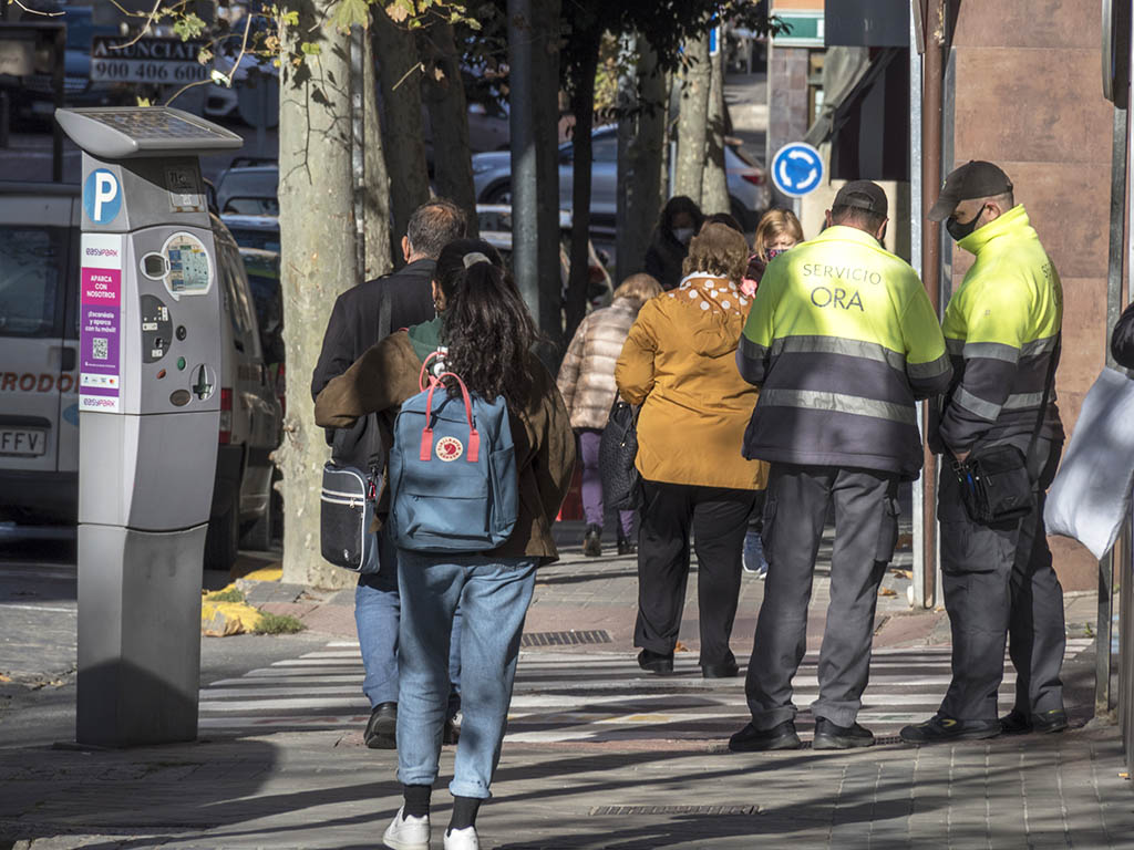 Empleados del servicio de la ORA, en Segovia.