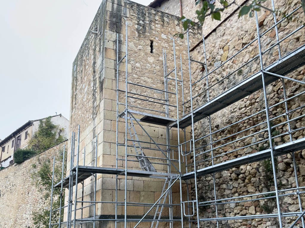 Obras consolidacion muralla en la torre