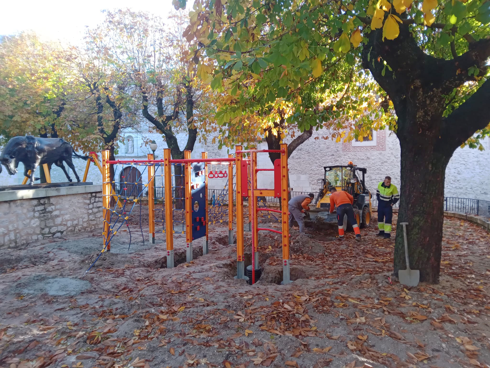 Instalación de los columpios en la zona de San Francisco.