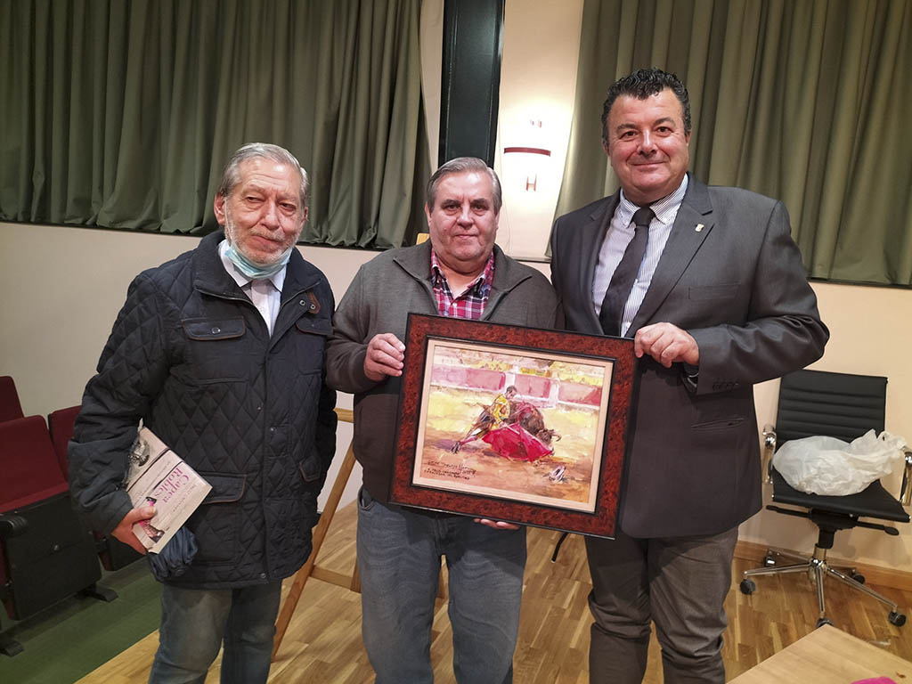 La Peña taurina 'El Espontáneo' entrega un óleo de Lope Tablada a Paco Cañamero, a la derecha.