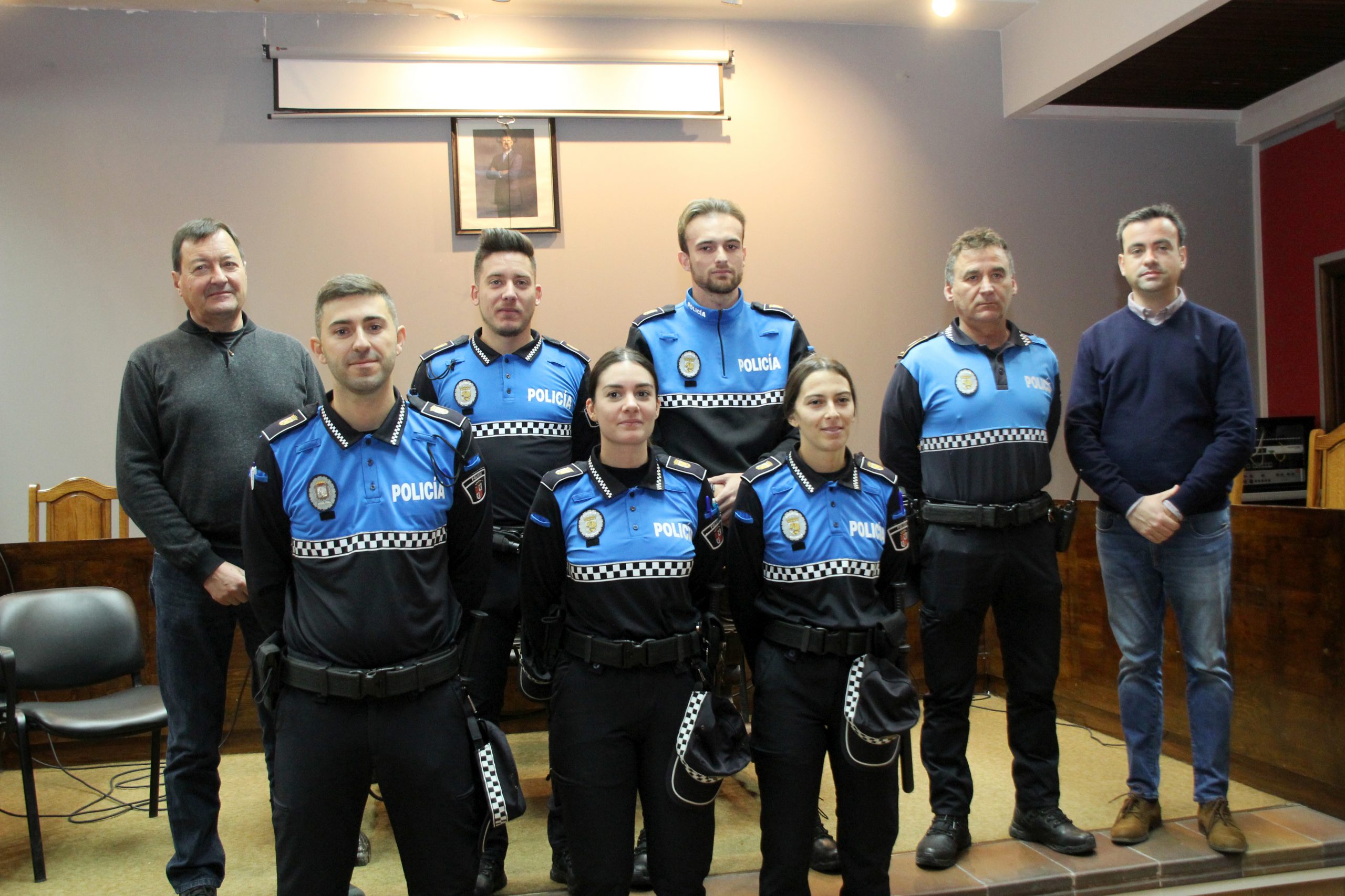 Los cinco agentes tomaron posesión en el salón de plenos del Ayuntamiento de Cuéllar.