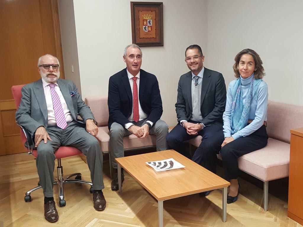 Encuentro entre el delegado territorial José Mazarías y los representantes del Colegio de Economistas.