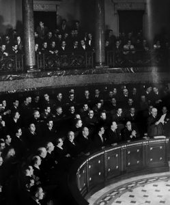 En la sesión de las Cortes de 1931 queda aprobada la Ley de Defensa de la República. En la sesión de las Cortes de 1931 queda aprobada la Ley de Defensa de la República.