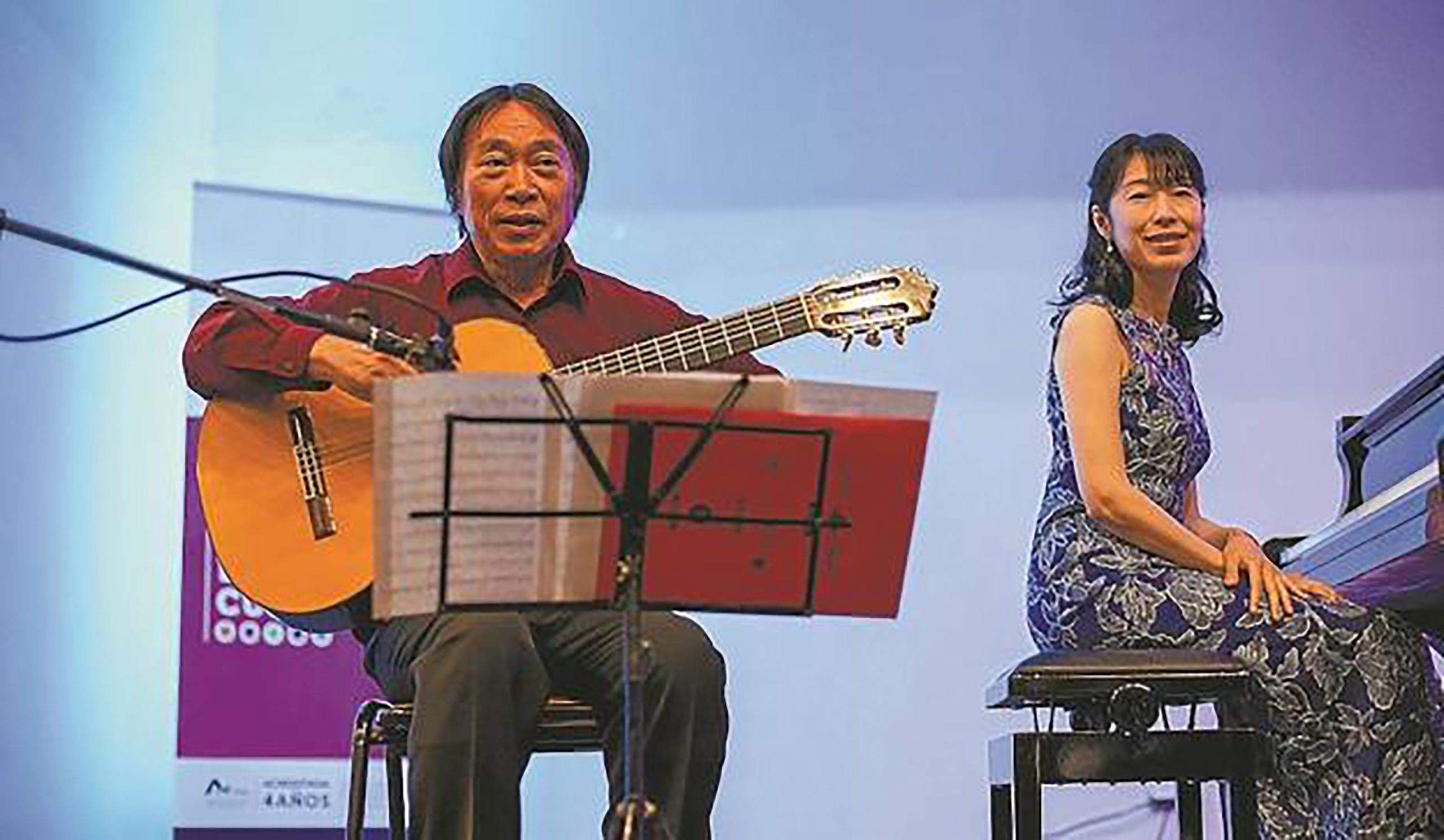 Takeshi Tezuka y Yoko Takaki durante un recital.