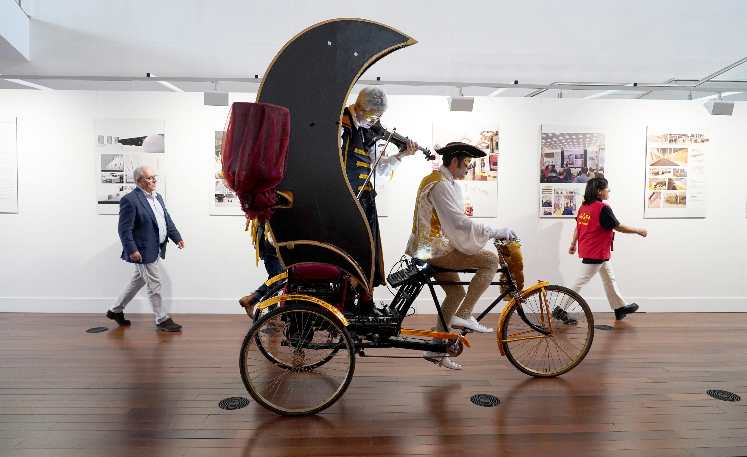 Imagen de una de las actividades que amenizan las jornadas de la bienal.